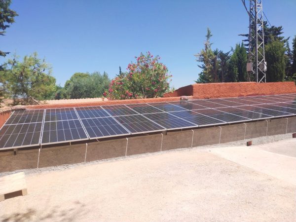 Instalación de paneles solares en línea en un tejado