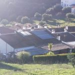 Paneles solares en el tejado. Concepto de sostenibilidad