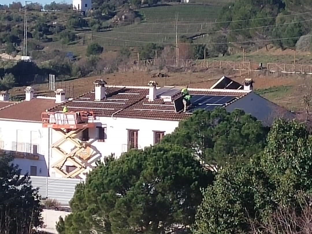 paneles solares en el tejado de un restaurante