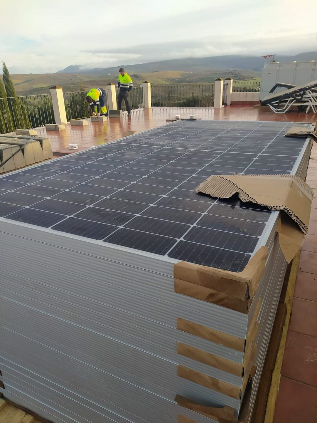Técnicos electricistas preparando el montaje de placas solares
