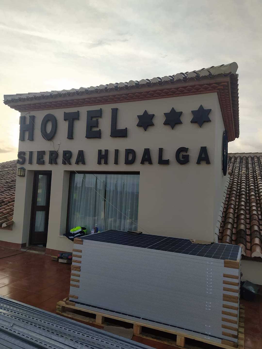 placas solares apiladas en una terraza