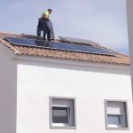 Técnico montando paneles solares en un tejado
