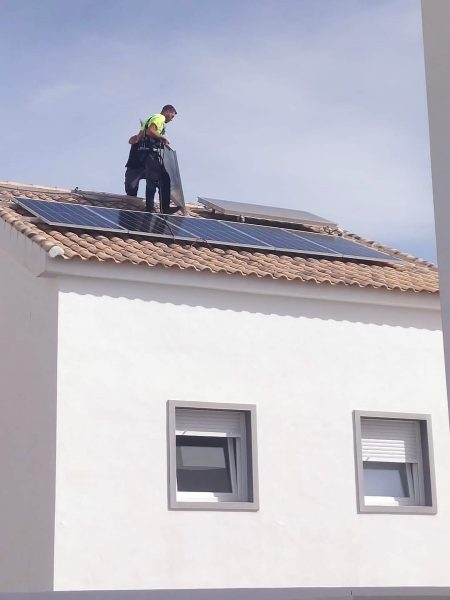 Técnico montando paneles solares en un tejado