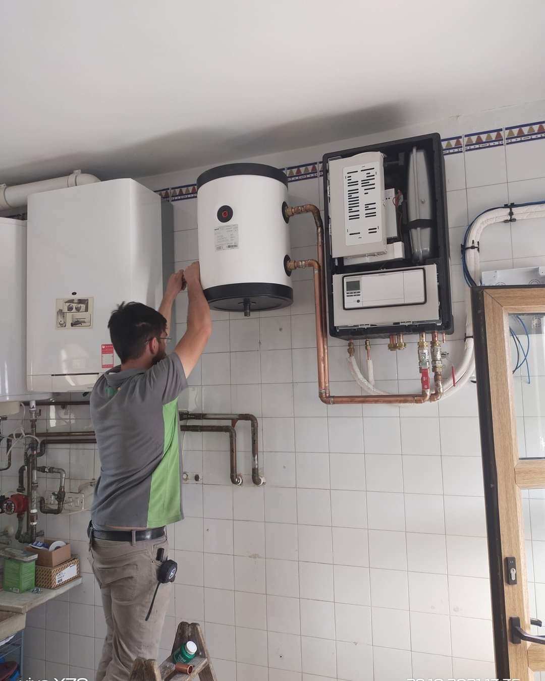 Un operario realizando una instalación de aerotermia