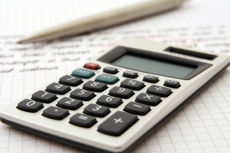 Calculadora sobre una hoja de cálculos para analizar facturas de luz de una empresa