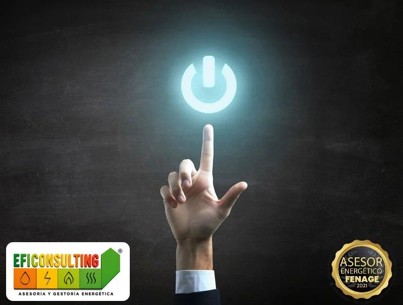 Mano señalando a un icono de encendido iluminado con los logotipos de Eficonsulting y de asesor energético homologado FENAGE