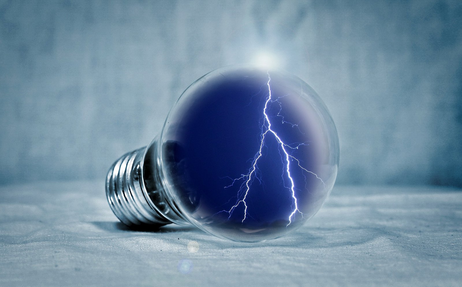 Bombilla con un rayo en su interior, energía eléctrica para empresas