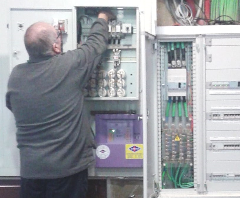 Técnico instalando una batería de condensadores